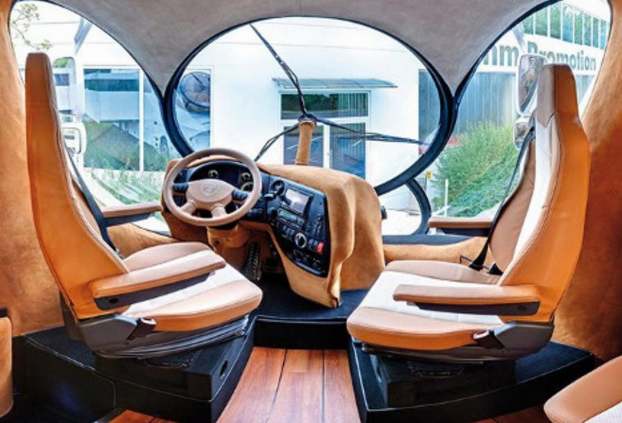 Τροχόσπιτο παλάτι: Έχει θερμαινόμενο πάτωμα, αφαιρούμενη οροφή, τζάκι, κοκτέιλ μπαρ και μέσα θυμίζει κρουαζιερόπλοιο