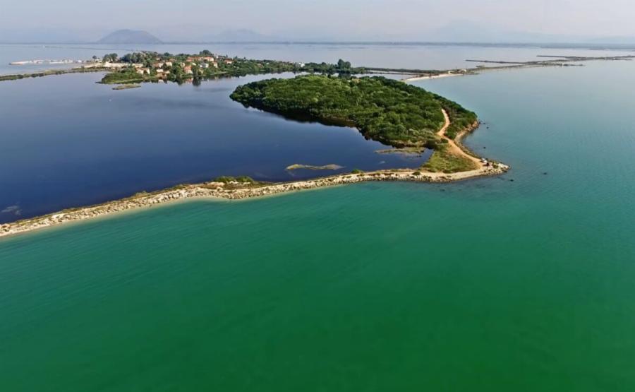 Είναι το πιο εξωτικό μέρος της Ελλάδας, φτάνεις και νομίζεις ότι επιπλέει στο νερό και βάζει κάτω σε ομορφιά τη Χαβάη