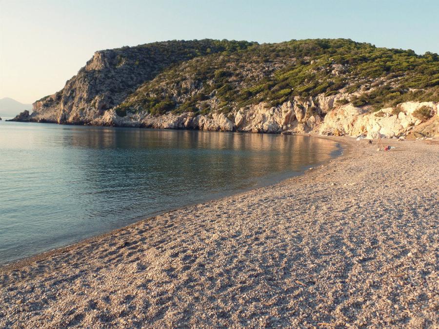 Φτάνεις σε 65 λεπτά από την Αθήνα, δεν πληρώνεις ξαπλώστρες και κολυμπάς σε υπέροχα νερά χωρίς πολυκοσμία