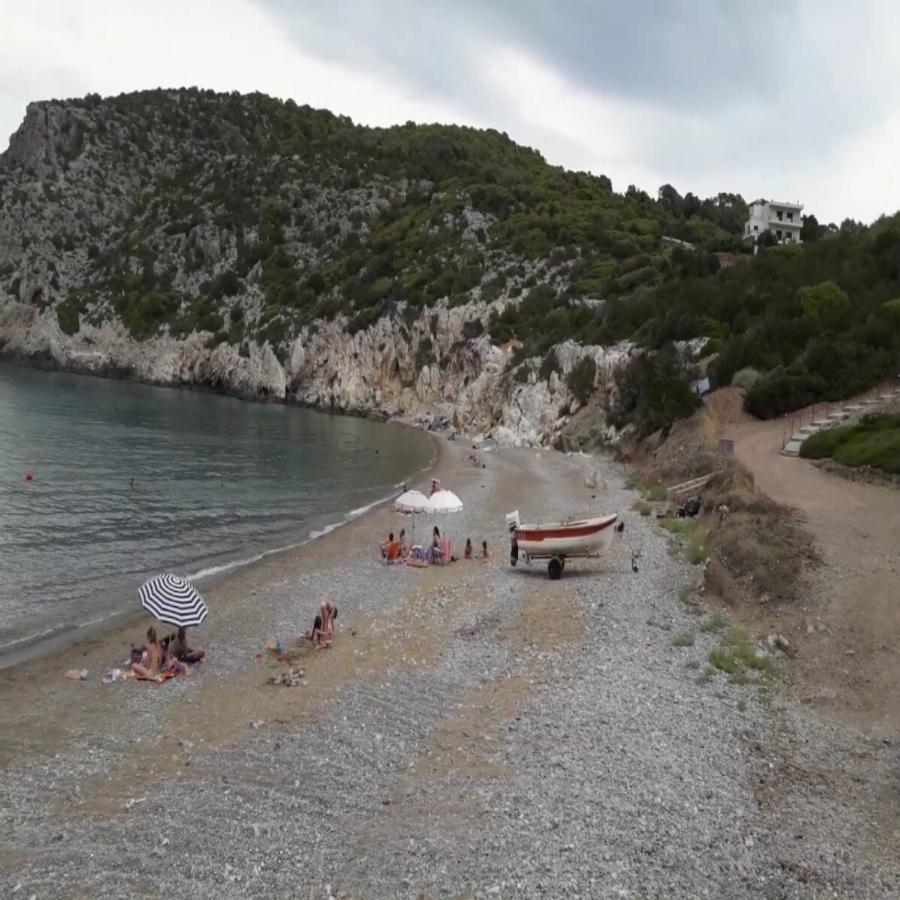 Φτάνεις σε 65 λεπτά από την Αθήνα, δεν πληρώνεις ξαπλώστρες και κολυμπάς σε υπέροχα νερά χωρίς πολυκοσμία