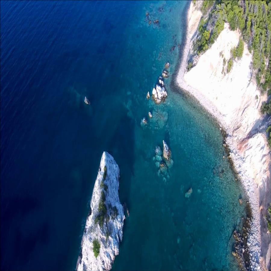 Φτάνεις σε 65 λεπτά από την Αθήνα, δεν πληρώνεις ξαπλώστρες και κολυμπάς σε υπέροχα νερά χωρίς πολυκοσμία