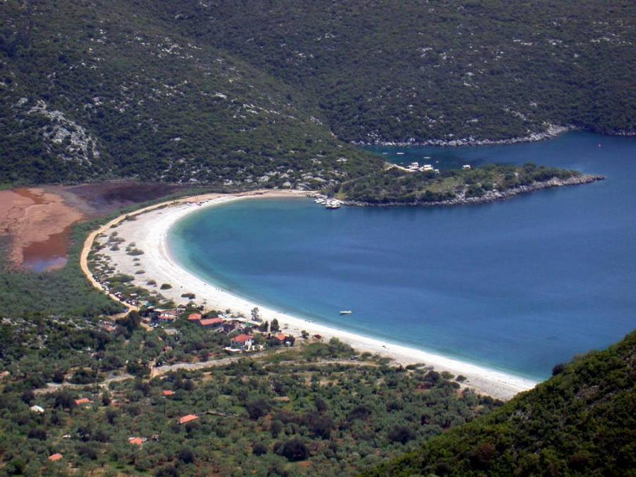 5 κρυφές παραλίες στην Πελοπόννησο για να απολαύσεις το μπάνιο σου χωρίς πολυκοσμία σε καταγάλανα νερά