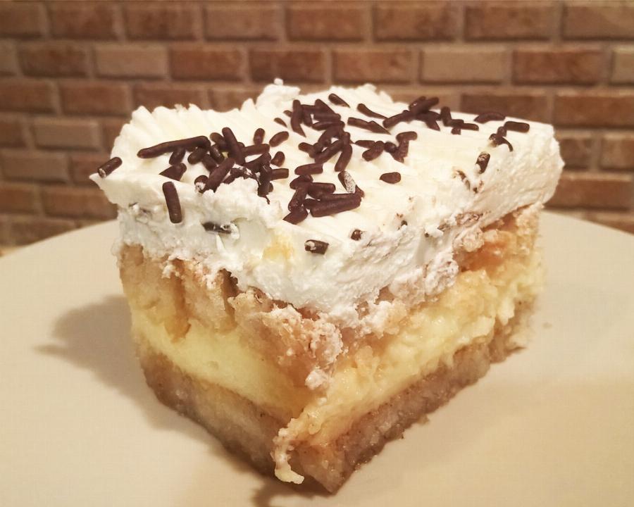 Γλυκό ψυγείου με φρυγανιές με λίγα, φθηνά υλικά και έτοιμο σε λίγα λεπτά