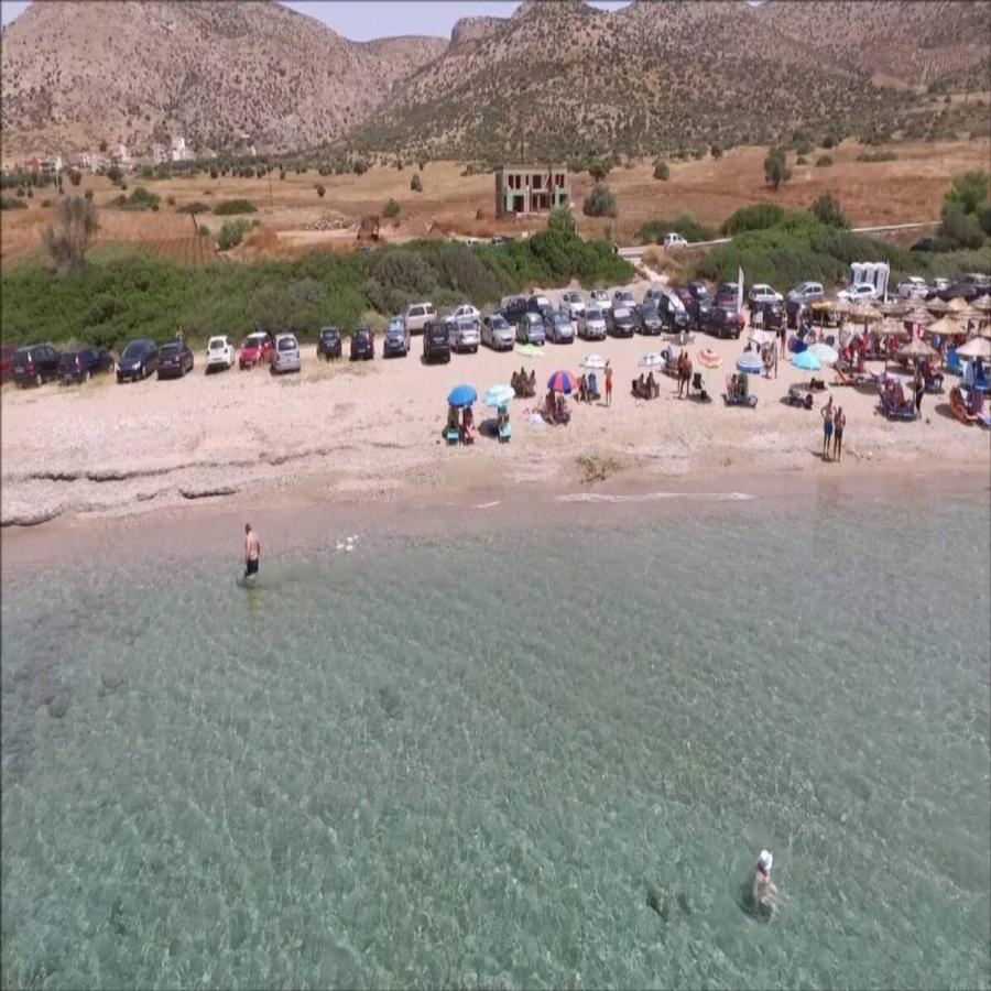 50 λεπτά από την Αθήνα, κρυμμένη έξω από το Σούνιο, χωρίς να πληρώσεις είσοδο και με καταγάλανα νερά σαν να είσαι στις Κυκλάδες