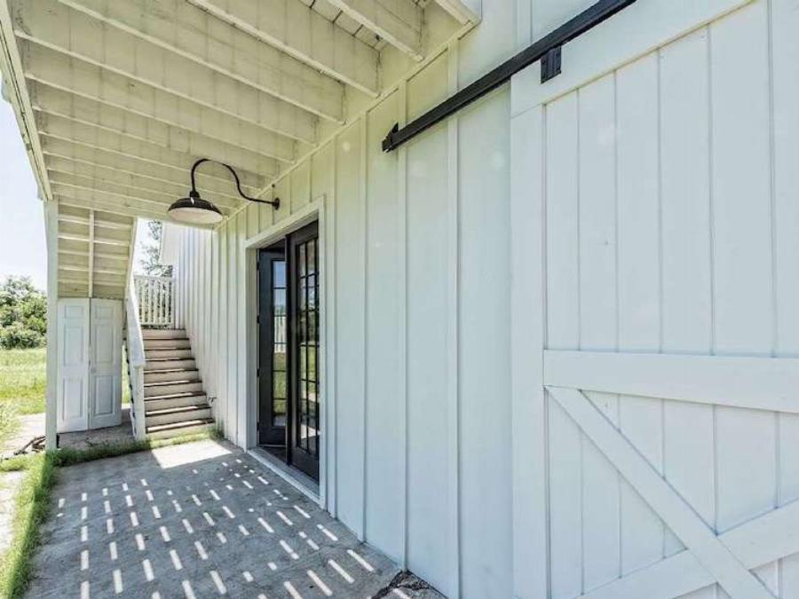 Είναι ένας αχυρώνας 250τμ, ο οποίος όμως πωλείται μόνο για 40.000ε και το εσωτερικό του ξεπερνάει 5* ξενοδοχεία της Σαντορίνης