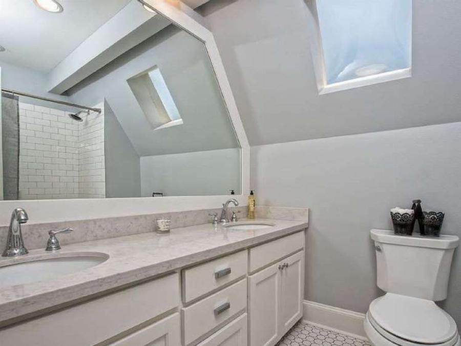 Είναι ένας αχυρώνας 250τμ, ο οποίος όμως πωλείται μόνο για 40.000ε και το εσωτερικό του ξεπερνάει 5* ξενοδοχεία της Σαντορίνης