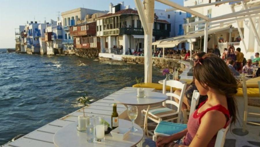 Νέα ανακοίνωση Χαρδαλιά: Τι θα συμβεί με τους νέους που κάνουν διακοπές στα νησιά και θα γυρίσουν στις πόλεις τους