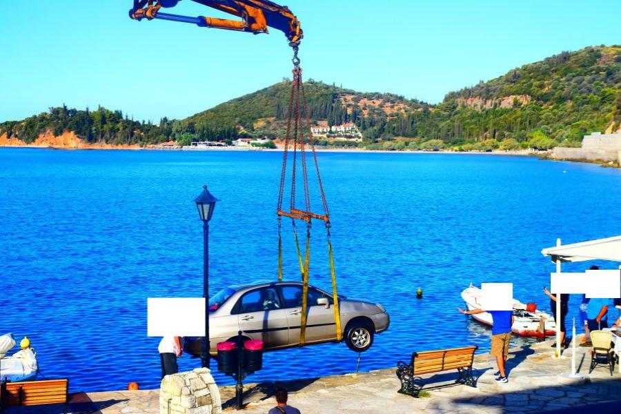 Μοναστηράκι Δωρίδας: Αυτοκίνητο έπεσε μέσα στη θάλασσα και το ανέσυραν για να το βγάλουν (Φωτογραφίες)