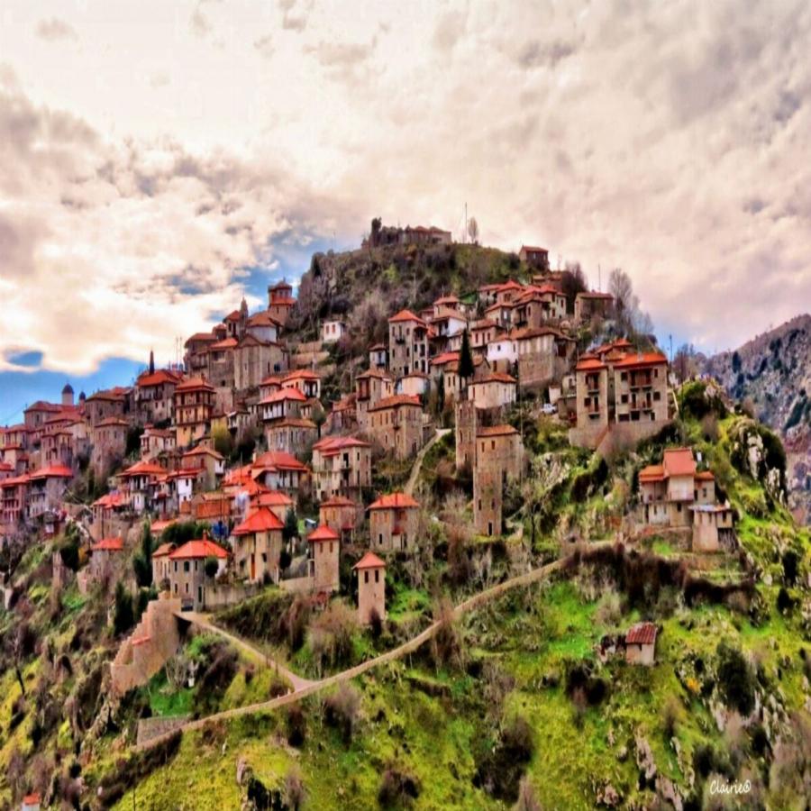 Είναι όλη πετρόκτιστή, μόνο 2μιση ώρες από την Αθήνα, μοιάζει με πίνακα ζωγραφικής και μπορείς να έχεις διαμονή με 30ε τη μέρα