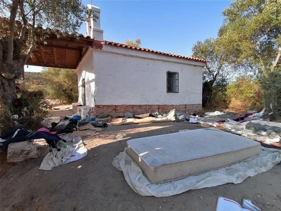 Μόρια μετανάστες: Κατέστρεψαν ολοσχερώς τον ναό του Αγίου Γεωργίου – Εικόνες που προκαλούν οργή