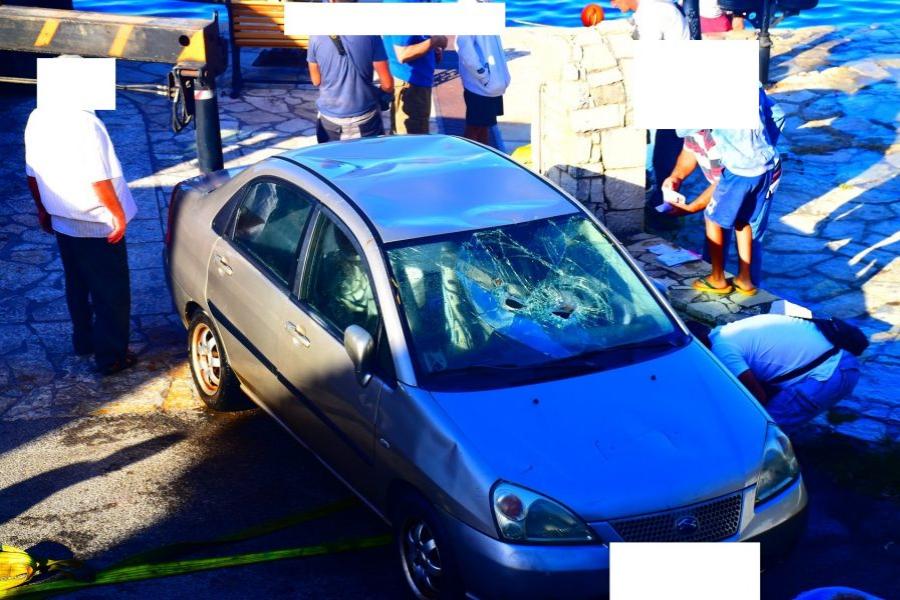 Μοναστηράκι Δωρίδας: Αυτοκίνητο έπεσε μέσα στη θάλασσα και το ανέσυραν για να το βγάλουν (Φωτογραφίες)