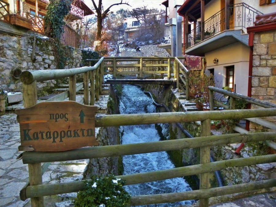 Ποια Αράχωβα; Ανακαλύψτε το χωριουδάκι που είναι γεμάτο με φτελιές, πλατάνια, έλατα τρεχούμενα νερά και εξαιρετικό φαγητό