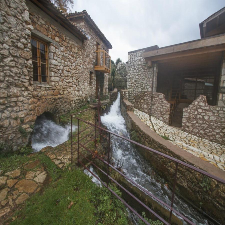 Είναι όλη πετρόκτιστή, μόνο 2μιση ώρες από την Αθήνα, μοιάζει με πίνακα ζωγραφικής και μπορείς να έχεις διαμονή με 30ε τη μέρα