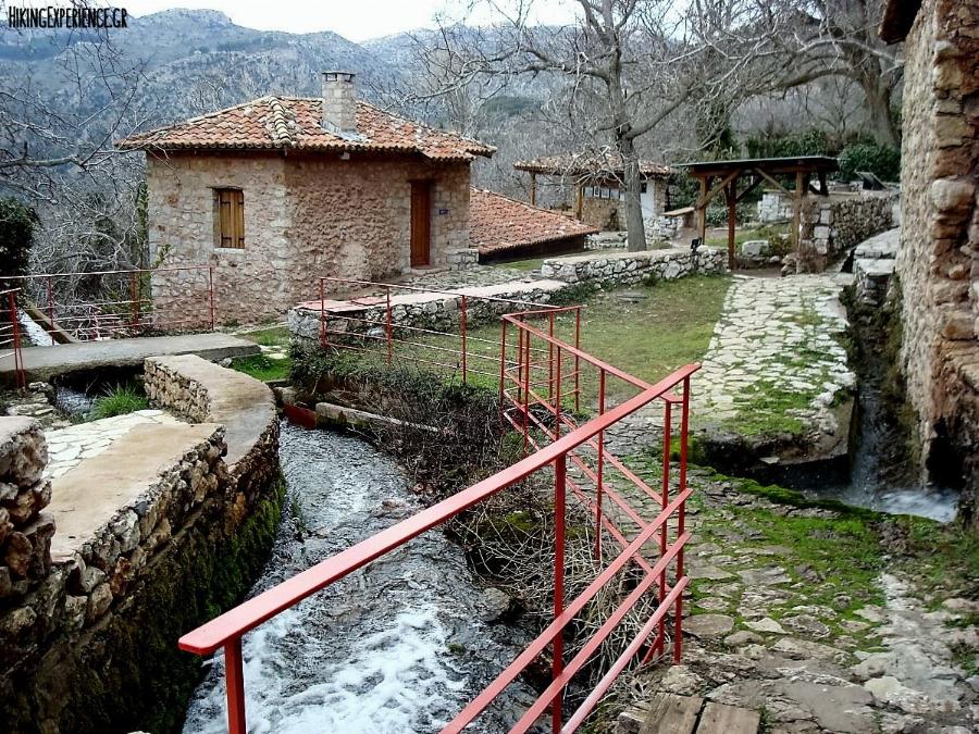 Είναι όλη πετρόκτιστή, μόνο 2μιση ώρες από την Αθήνα, μοιάζει με πίνακα ζωγραφικής και μπορείς να έχεις διαμονή με 30ε τη μέρα