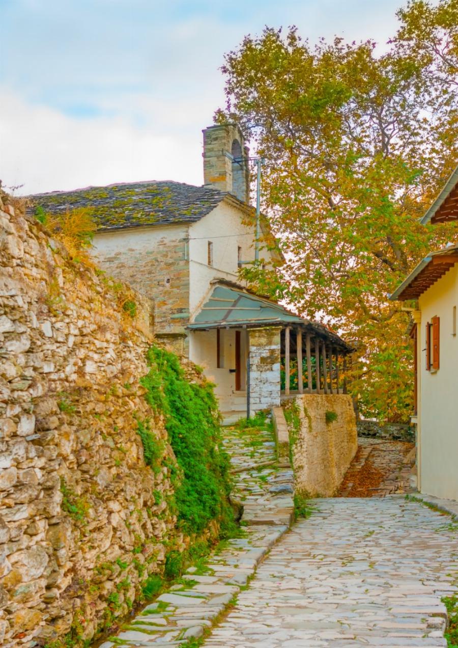 Είναι όλη πετρόκτιστή, μόνο 2μιση ώρες από την Αθήνα, μοιάζει με πίνακα ζωγραφικής και μπορείς να έχεις διαμονή με 30ε τη μέρα