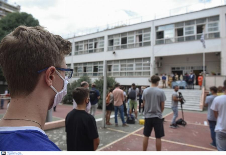 Ιερέας Κοζάνη: «O κορονοϊός δεν κολλάει αν φιλήσεις το σταυρό – Βγάλτε όλοι τις μάσκες»