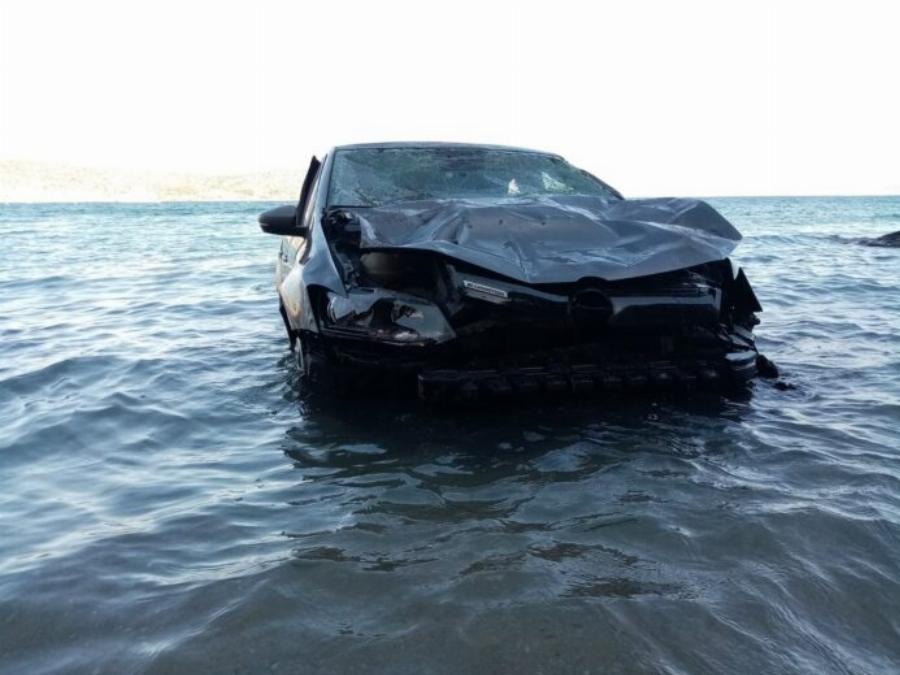 Βάρκιζα αυτοκίνητο: Έπεσε στο γκρεμό και κατέληξε σε παραλία της Βάρκιζας (Βίντεο)