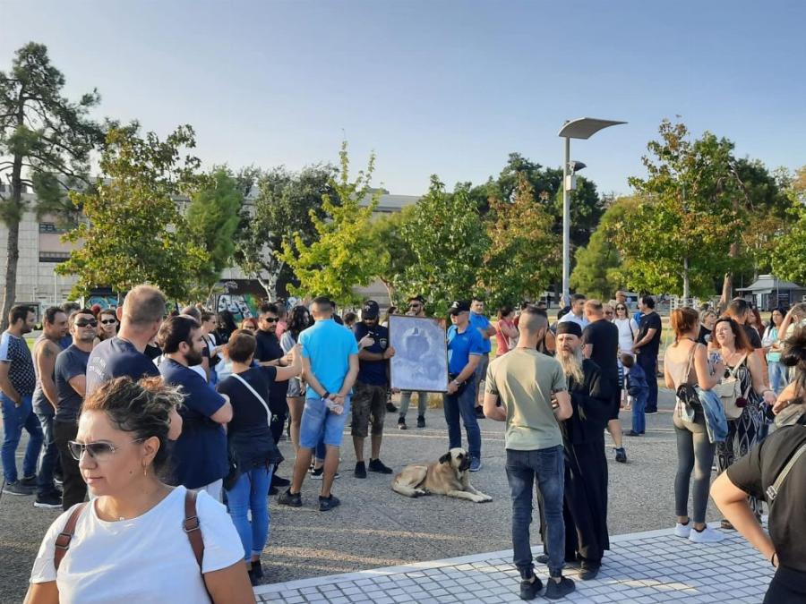 Αρνητές μασκών κι εμβολίων συγκεντρωθήκαν κρατώντας εικόνες της Παναγίας και ελληνικές σημαίες