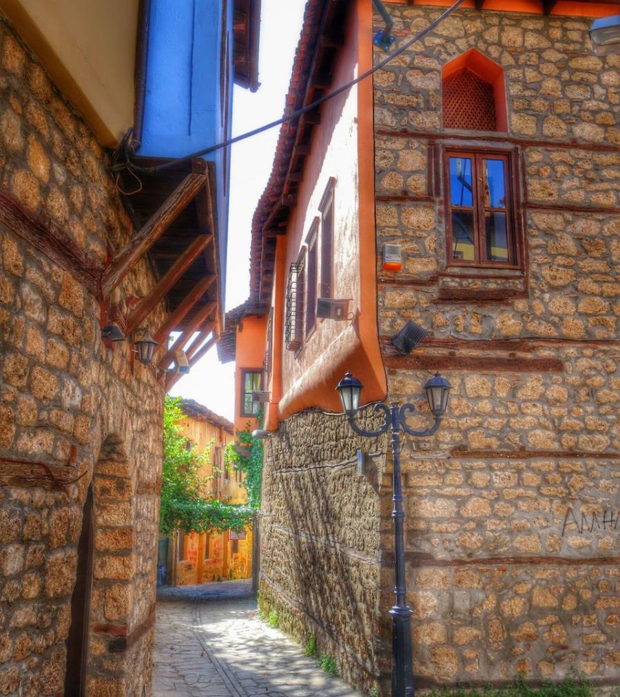 Ιερουσαλήμ της Ελλάδας: Πας με αυτοκίνητο, είναι πολύχρωμη, έχει πάνω από 70 ναούς και εξαιρετικό φαγητό