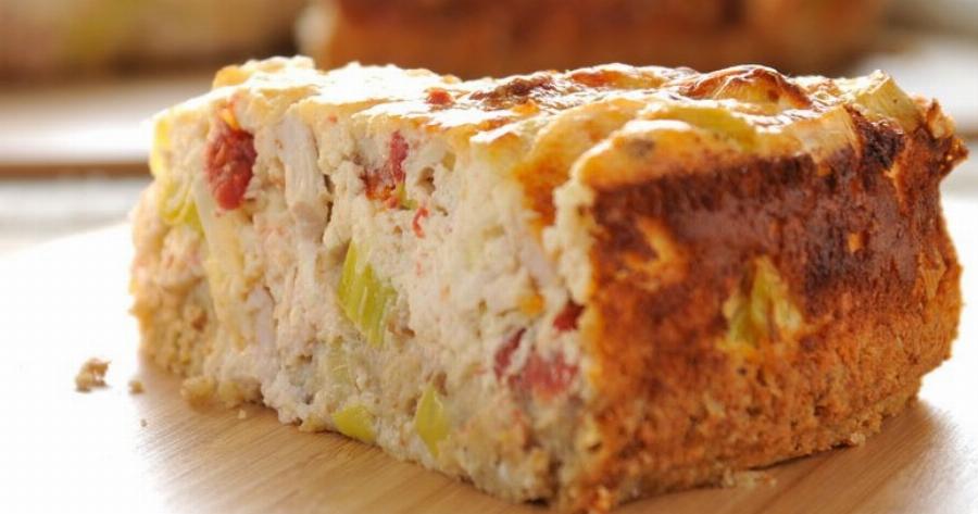 Αλμυρό κέικ: Συνταγή με κοτόπουλο και φιλαδέλφεια