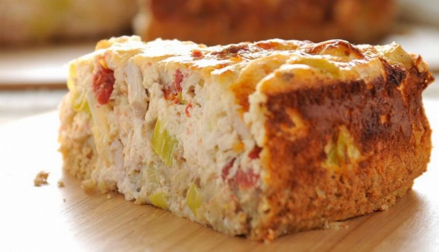 Αλμυρό κέικ: Συνταγή με κοτόπουλο και φιλαδέλφεια