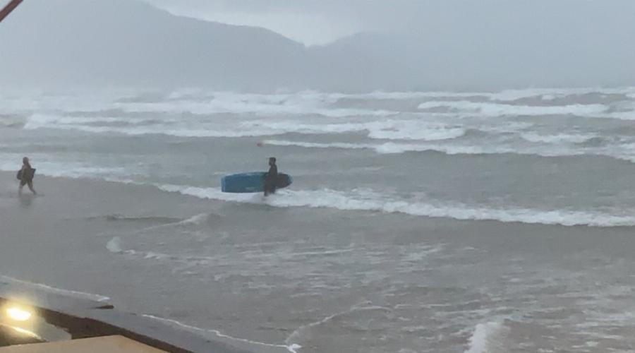 Ιανός Λαγανάς: Πήγαν να κάνουν σερφ στην παραλία του Λαγανά – Τους απομάκρυνε το λιμενικό