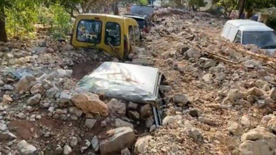 Άσσος Κεφαλονιά: «Έσβησε» από το χάρτη με πέτρες και λάσπη να θάβουν το χωριό – Εικόνες που προκαλούν θλίψη