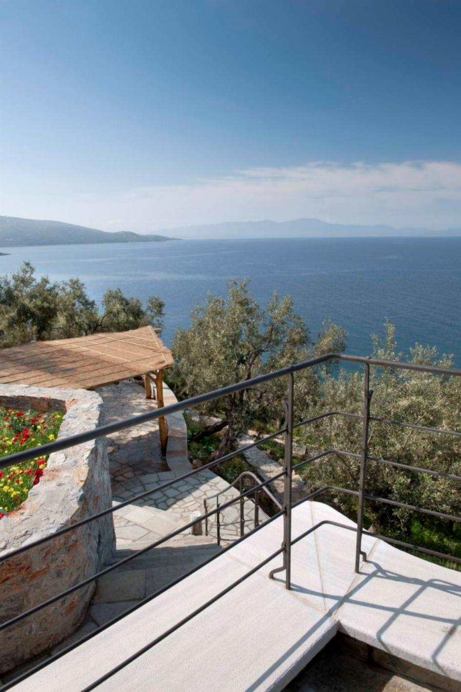 Η εντυπωσιακή κατοικία στο Πήλιο με την απίστευτη θέα στη θάλασσα πάνω σε μια πλαγιά με ελαιώνες