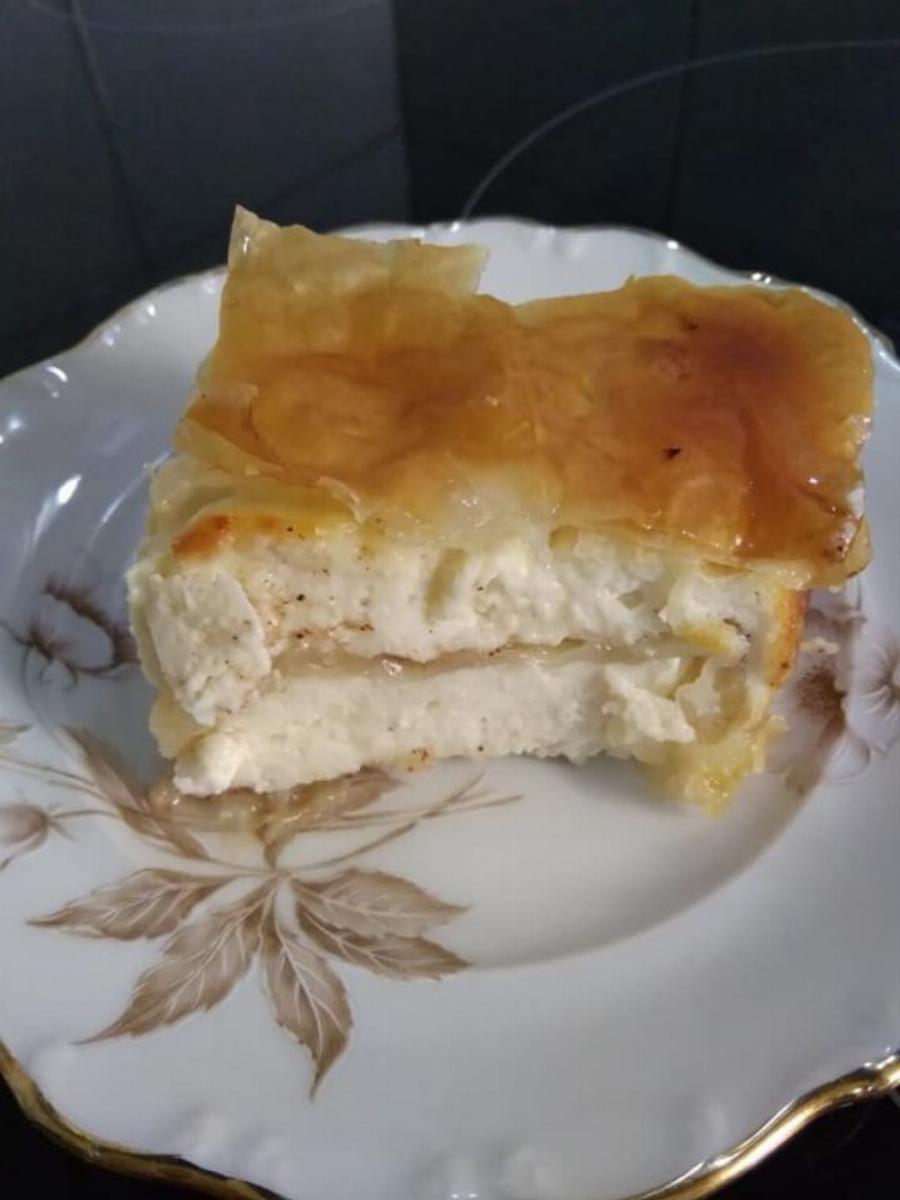 Μπουρέκι Κρήτης: Παραδοσιακή, σιροπιαστή πίτα με γλυκιά μυζήθρα