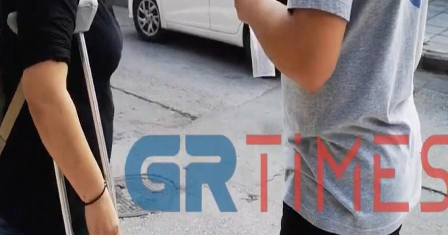 Θεσσαλονίκη σχολείο: Τσακώθηκε με τον γιο της έξω από το σχολείο γιατί ήθελε να βάλει μάσκα