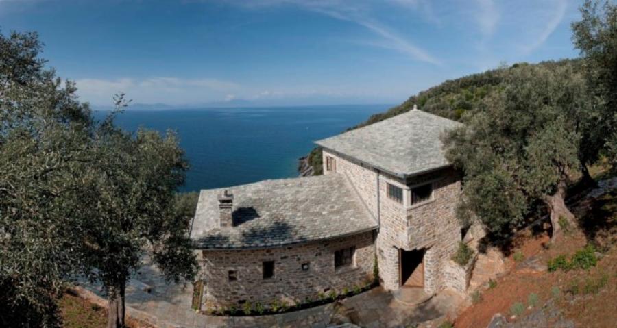 Η εντυπωσιακή κατοικία στο Πήλιο με την απίστευτη θέα στη θάλασσα πάνω σε μια πλαγιά με ελαιώνες