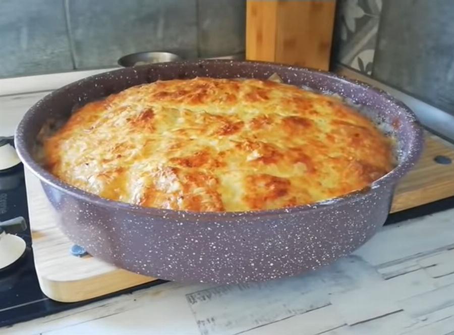 Φουσκωτή τυρόπιτα με φύλλο κρούστας και γιαούρτι, ψημένη σε λίγο χρόνο