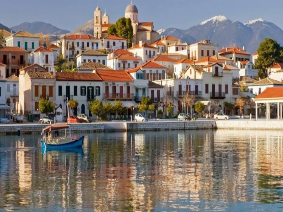 Γαλαξίδι: Το ψαροχώρι της Ελλάδας με τη σπάνια ομορφιά και τα μυστικά, που σε ταξιδεύει σε μια άλλη εποχή