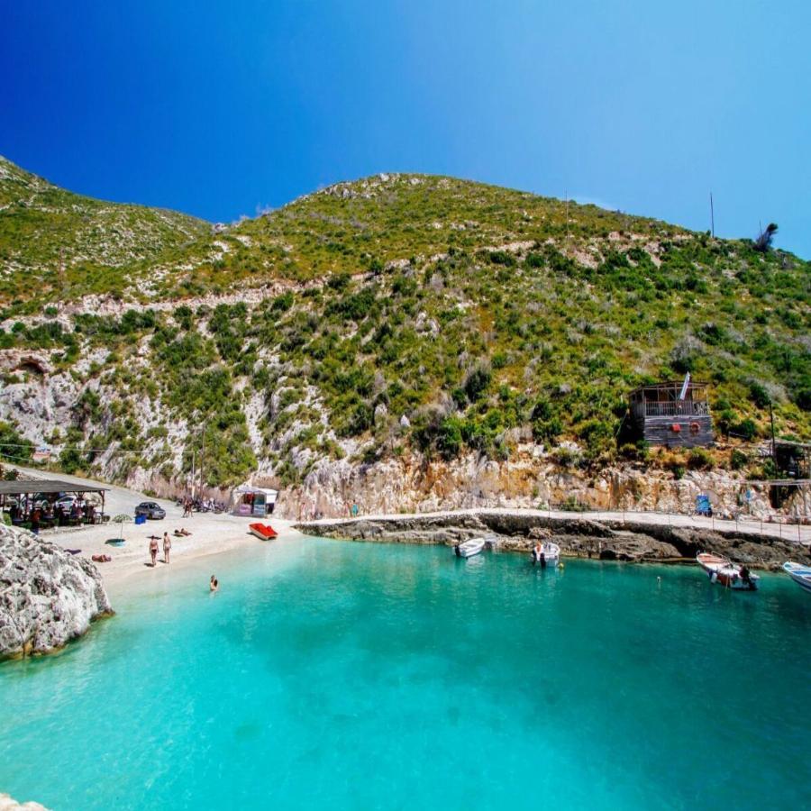 Η παραλία με την άμμο και τα ρηχά νερά σε αγαπημένο νησί, η οποία είναι η μοναδική που έχει πέτρινα μπαλκόνια