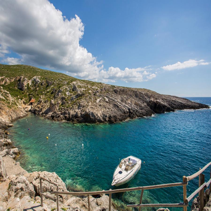 Η παραλία με την άμμο και τα ρηχά νερά σε αγαπημένο νησί, η οποία είναι η μοναδική που έχει πέτρινα μπαλκόνια