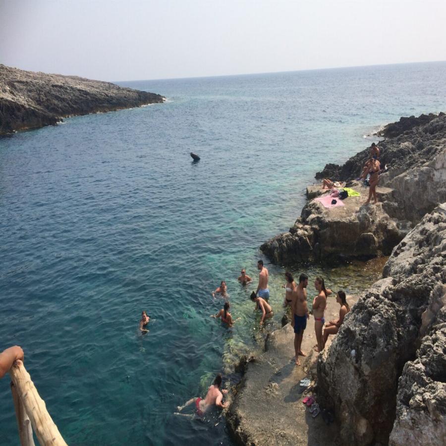 Η παραλία με την άμμο και τα ρηχά νερά σε αγαπημένο νησί, η οποία είναι η μοναδική που έχει πέτρινα μπαλκόνια