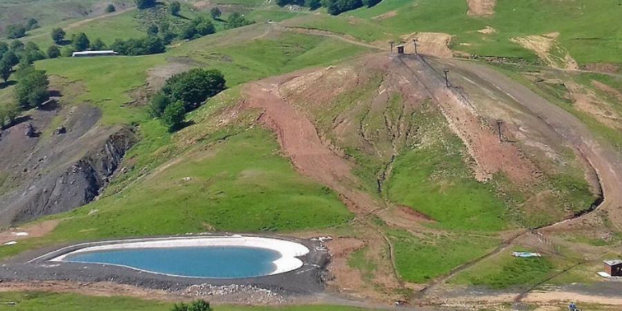 Λίμνη του έρωτα: 4 ώρες μακριά από την Αθήνα με αυτοκίνητο, θα συναντήσεις την πιο ερωτική λίμνη σε σχήμα καρδιάς