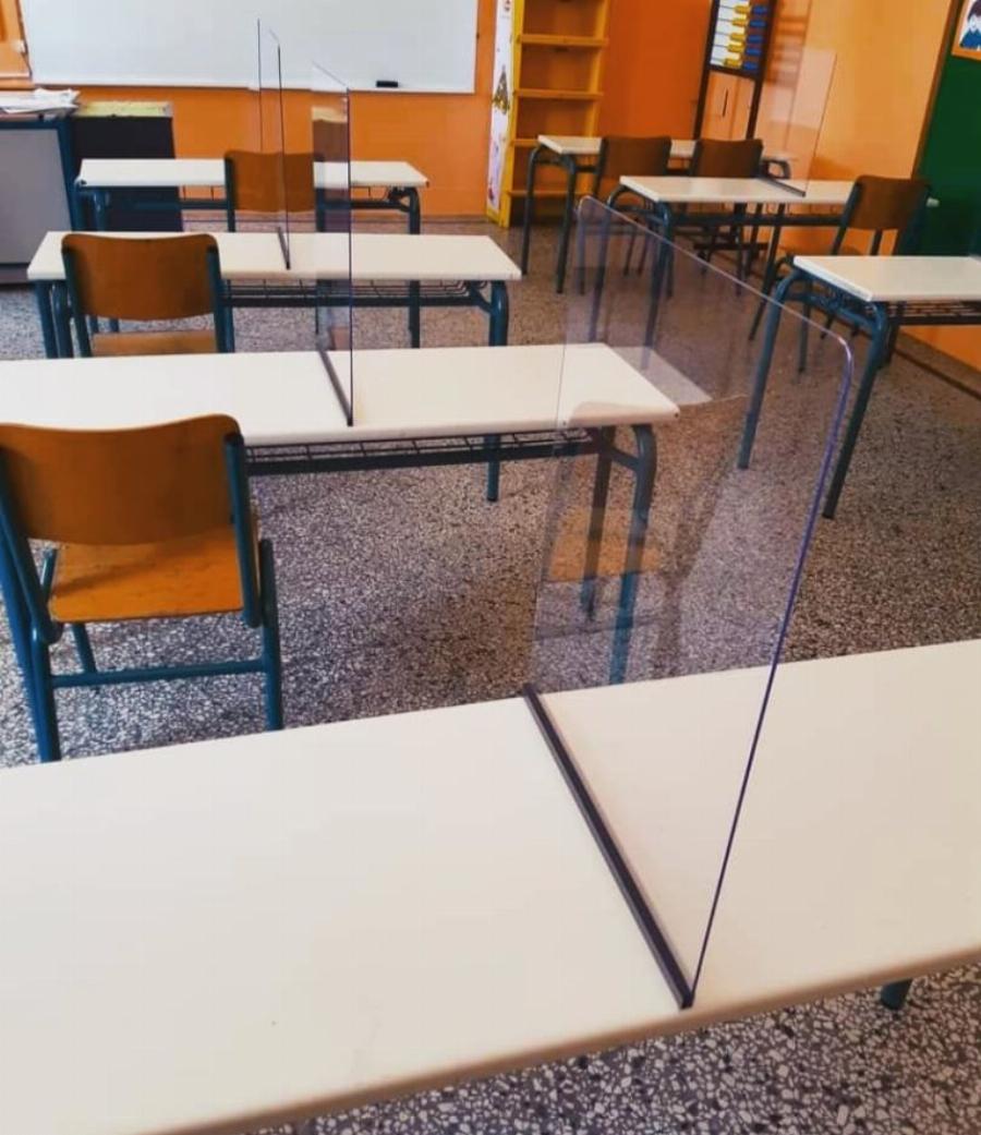 Σχολείο πλέξιγκλας: Αυτό είναι το πρώτο ελληνικό δημόσιο σχολείο με πλέξιγκλας στα θρανία