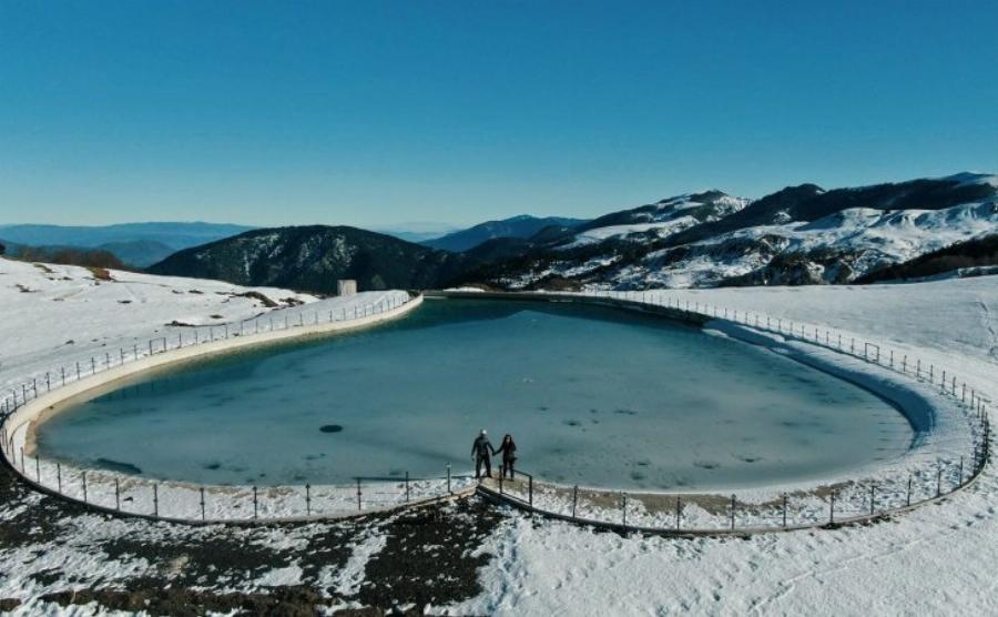 Λίμνη του έρωτα: 4 ώρες μακριά από την Αθήνα με αυτοκίνητο, θα συναντήσεις την πιο ερωτική λίμνη σε σχήμα καρδιάς