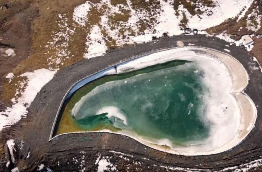 Λίμνη του έρωτα: 4 ώρες μακριά από την Αθήνα με αυτοκίνητο, θα συναντήσεις την πιο ερωτική λίμνη σε σχήμα καρδιάς