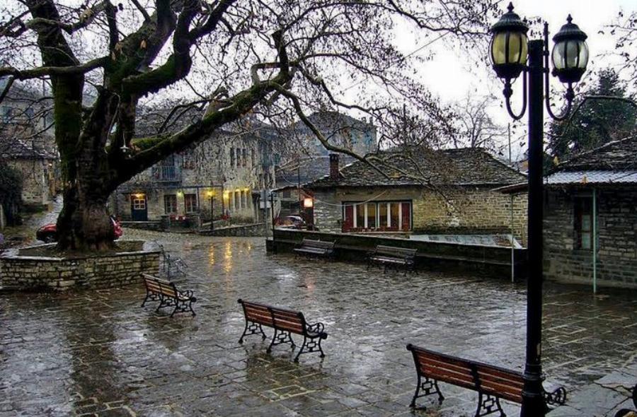 Οι 10 πιο γραφικοί φθινοπωρινοί προορισμοί που θα θέλετε να χαθείτε για πάντα στα λιθόστρωτα καλντερίμια τους