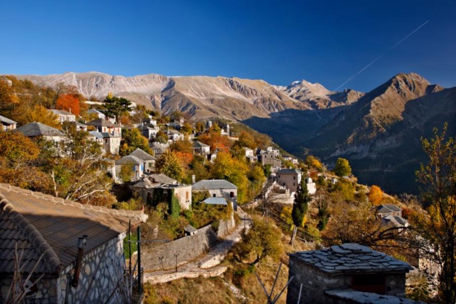 Οι 10 πιο γραφικοί φθινοπωρινοί προορισμοί που θα θέλετε να χαθείτε για πάντα στα λιθόστρωτα καλντερίμια τους