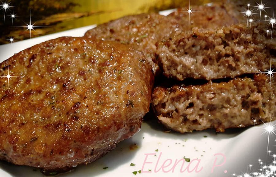 Μπιφτέκια με καραμελωμένα κρεμμύδια: Αφράτα, γευστικά και έτοιμα σε λίγα λεπτά