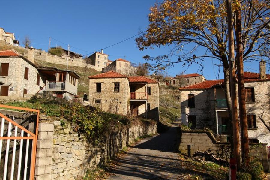 Οι 10 πιο γραφικοί φθινοπωρινοί προορισμοί που θα θέλετε να χαθείτε για πάντα στα λιθόστρωτα καλντερίμια τους