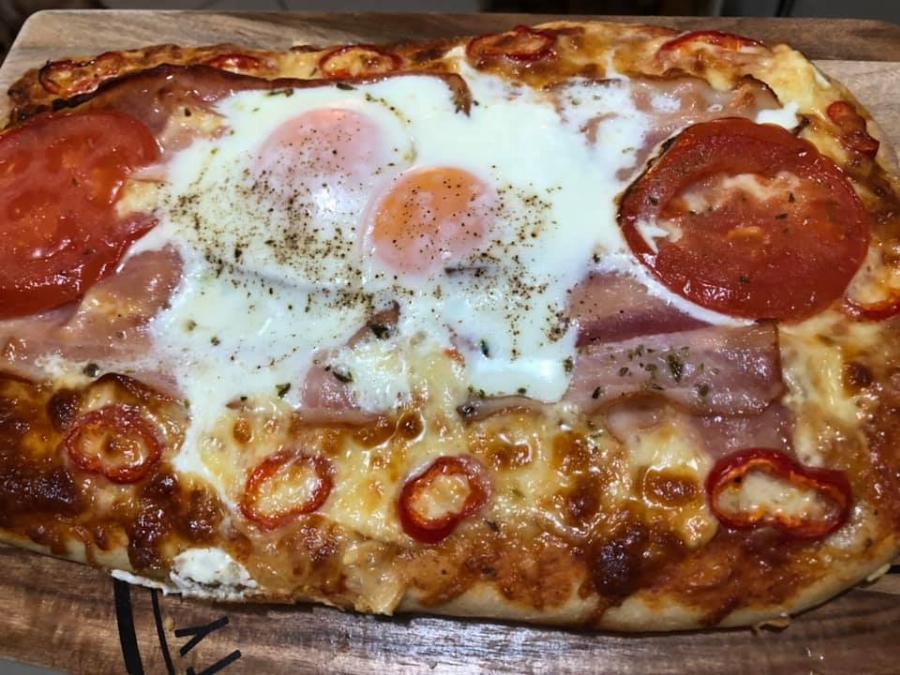 Σπιτική πίτσα σπέσιαλ: Μοναδική συνταγή με αυγά τηγανιτά