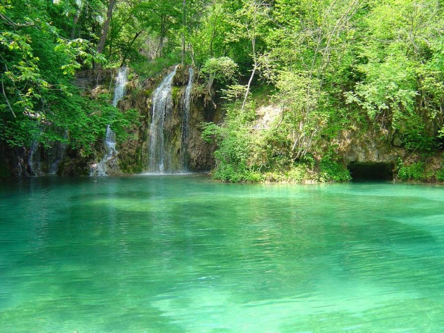 Ελληνική γαλάζια λίμνη: Καταρράκτες με εξωτικά νερά και δέντρα που φτάνου τόσο ψηλά που το φως περνάει δύσκολα