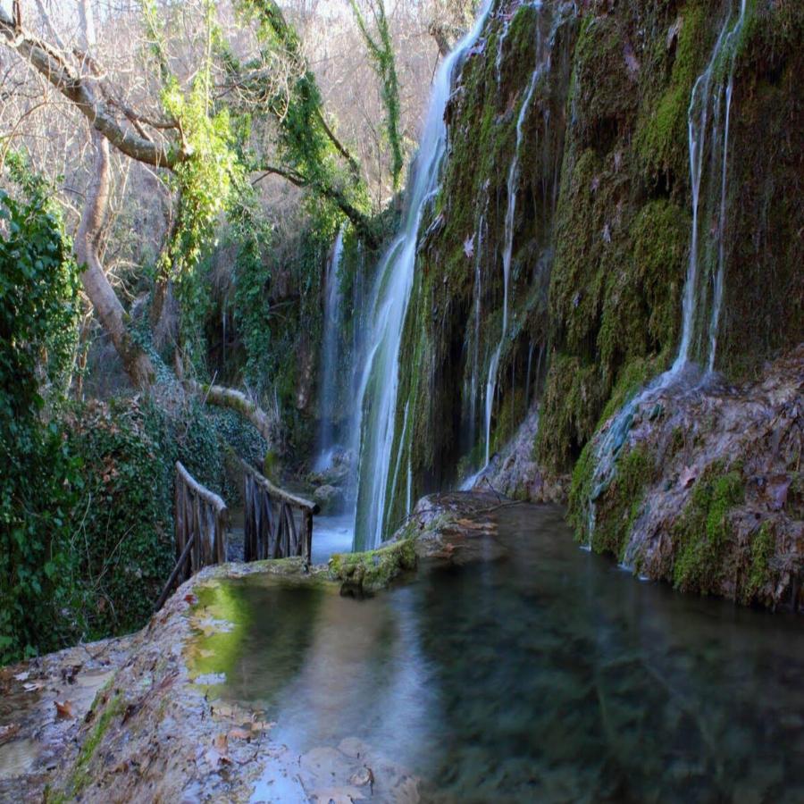 Ελληνική γαλάζια λίμνη: Καταρράκτες με εξωτικά νερά και δέντρα που φτάνου τόσο ψηλά που το φως περνάει δύσκολα