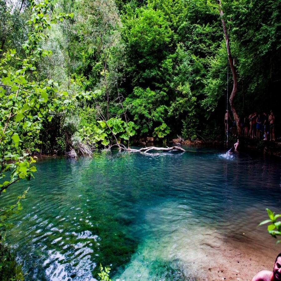 Ελληνική γαλάζια λίμνη: Καταρράκτες με εξωτικά νερά και δέντρα που φτάνου τόσο ψηλά που το φως περνάει δύσκολα