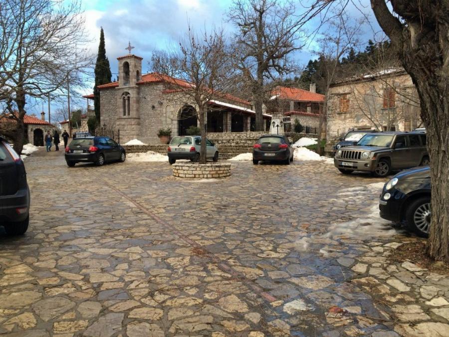 Το κρυμμένο μυστικό του Παρνασσού: Ένα χωριό με εντυπωσιακά δάση με έλατα, πετρόχτιστα σπίτια και τρεχούμενα νερά