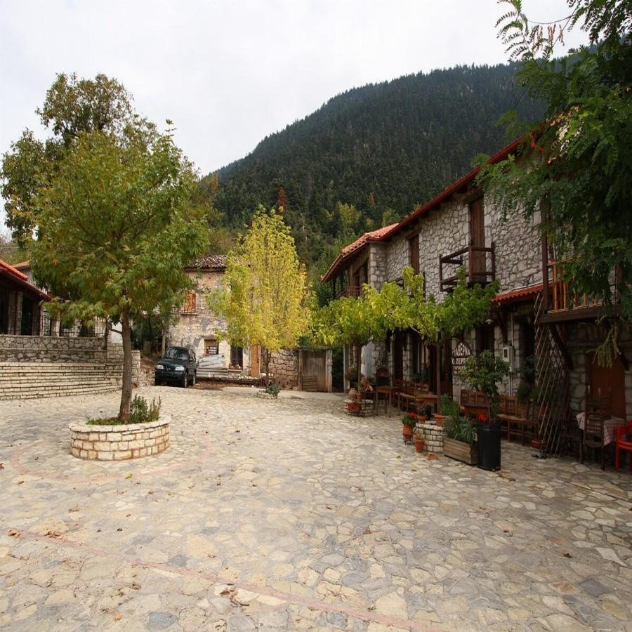 Το κρυμμένο μυστικό του Παρνασσού: Ένα χωριό με εντυπωσιακά δάση με έλατα, πετρόχτιστα σπίτια και τρεχούμενα νερά